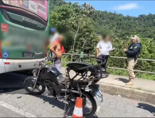 Motociclista bate na traseira de ônibus da Bonfim